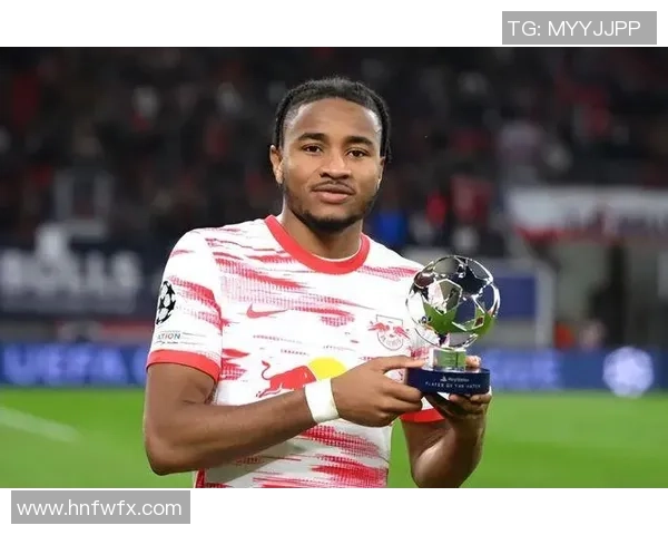 莱万欧冠赛场火力全开10场12球领跑射手榜金靴在望